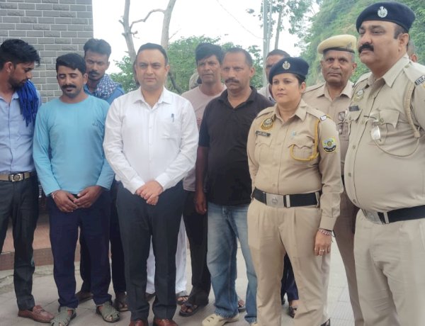 दियोटसिद्ध में टैक्सी ऑपरेटरों और अन्य लोगों को बताईं नालसा की योजनाएं