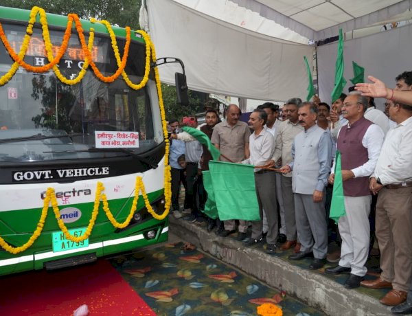 मुख्यमंत्री ने हमीरपुर के लिए 35 इलेक्ट्रिक बसों को रवाना किया विभिन्न सिंचाई और अन्य परियोजनाओं के  लोकार्पण  और शिलान्यास किए