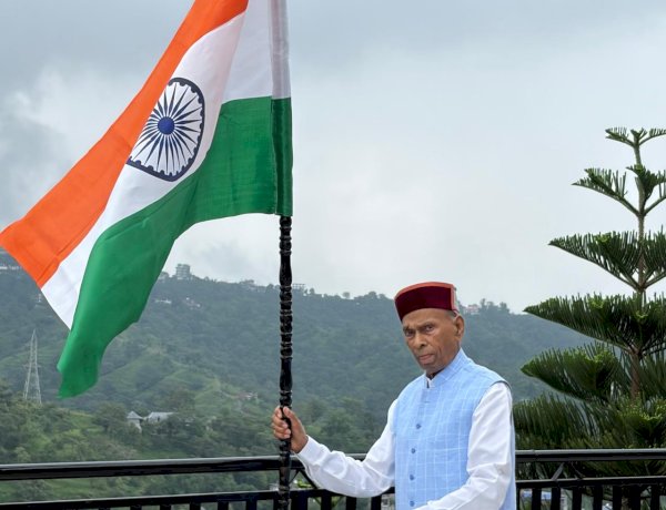 समीरपुर में पूर्व मुख्यमंत्री प्रो. प्रेम कुमार धूमल ने फहराया तिरंगा