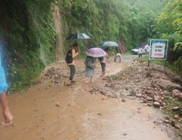 भारी बारिश से अवरुद्ध हुई सड़कों को पीडब्ल्यूडी ने किया बहाल