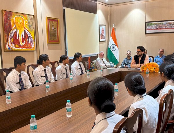 सांसद अनुराग सिंह ठाकुर ने सुजानपुर टीहरा सैनिक स्कूल की अंडर-17 फुटबॉल चैंपियन टीम से की मुलाकात, खिलाड़ियों को दी शुभकामनाएं