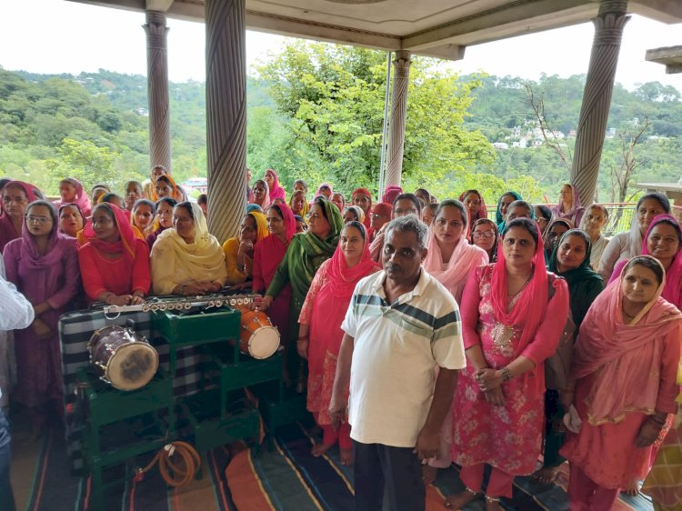 पैतृक गांव चंबोह में विकास और जनसेवा की सौगात, 10 महिला मंडलों को सामग्री, महिला मंडल भवन के लिए ₹6 लाख की घोषणा और जरूरतमंद परिवारों को आर्थिक सहायता
