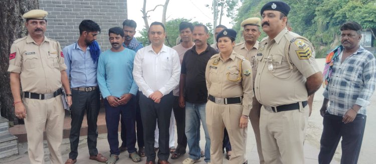 दियोटसिद्ध में टैक्सी ऑपरेटरों और अन्य लोगों को बताईं नालसा की योजनाएं