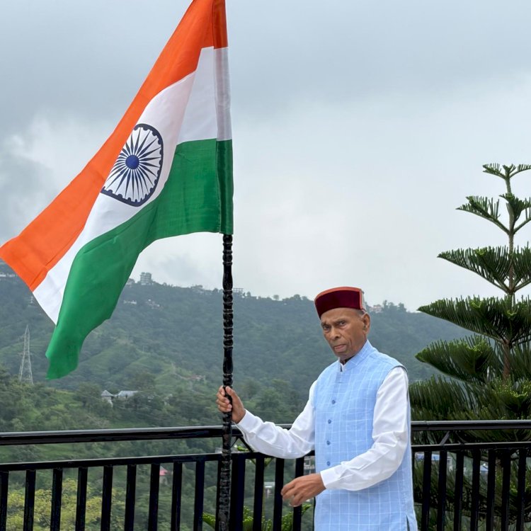 समीरपुर में पूर्व मुख्यमंत्री प्रो. प्रेम कुमार धूमल ने फहराया तिरंगा