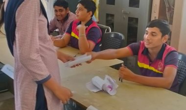 चकमोह स्कूल में विद्यार्थियों को समझाई मतदान प्रक्रिया