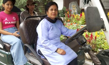 रूढ़िवादी सोच को तोड़ते हुए, बिमला ने शूलिनी यूनिवर्सिटी में कार्ट ड्राइवर का काम संभाला