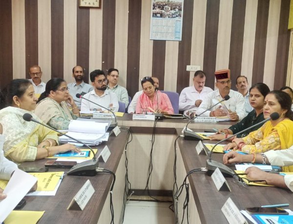 नवगठित जिला परिषद की पहली त्रैमासिक बैठक में कई मुद्दों पर चर्चा