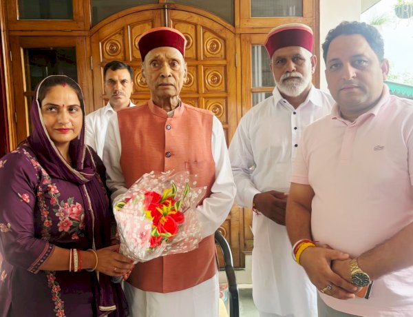 बीडीसी बमसण की नवनिर्वाचित अध्यक्ष पूजा एवं उपाध्यक्ष सुरिंदर ने प्रोफेसर प्रेम कुमार धूमल से की शिष्टाचार भेंट