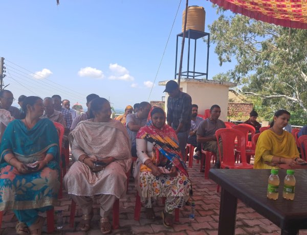 टौणी देवी में विद्युत उपभोक्ताओं को दी स्मार्ट मीटर और सौर ऊर्जा संयंत्र की जानकारी