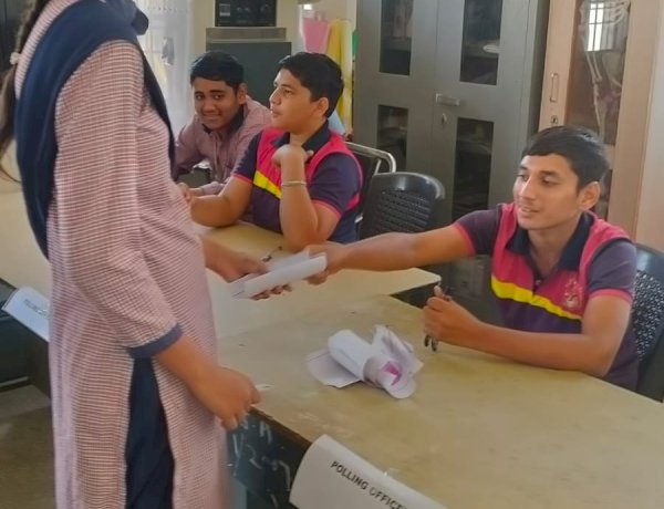 चकमोह स्कूल में विद्यार्थियों को समझाई मतदान प्रक्रिया