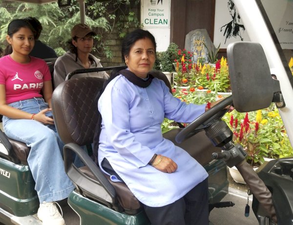 रूढ़िवादी सोच को तोड़ते हुए, बिमला ने शूलिनी यूनिवर्सिटी में कार्ट ड्राइवर का काम संभाला