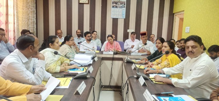 नवगठित जिला परिषद की पहली त्रैमासिक बैठक में कई मुद्दों पर चर्चा