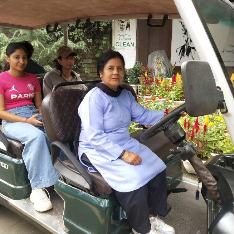 रूढ़िवादी सोच को तोड़ते हुए, बिमला ने शूलिनी यूनिवर्सिटी में कार्ट ड्राइवर का काम संभाला