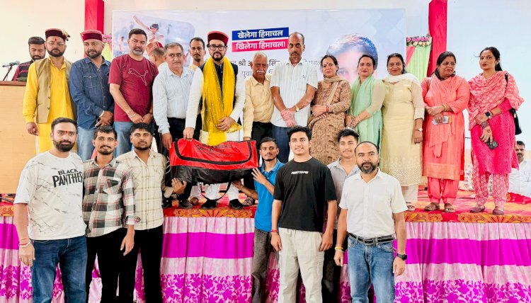 अनुराग ठाकुर ने 'फिट इंडिया मूवमेंट' को बढ़ावा देने लिए नादौन में खेल उपकरण बांटे