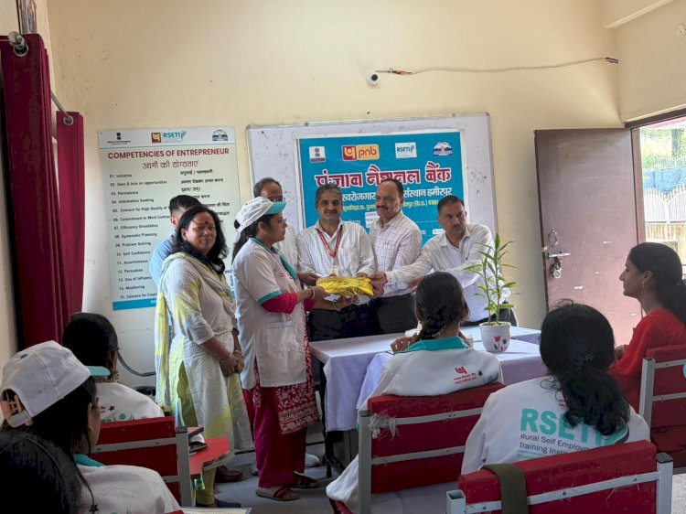 आरसेटी ने 33 महिलाओं को करवाया ब्यूटीशियन का कोर्स